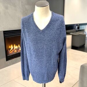 New! SCOTT BARBER 100% Cashmere Blue V-Neck Sweater Size Medium
